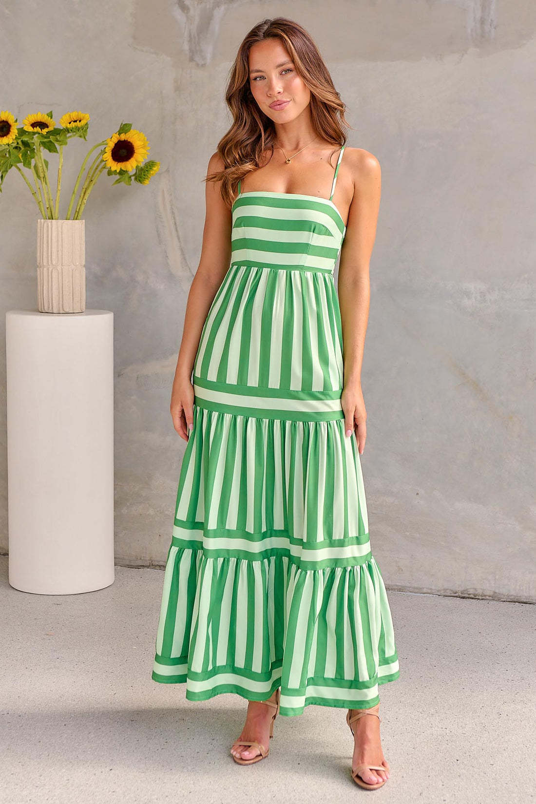 Robe Longue d'Été à Rayures avec Bretelles – Col Carré, Dos Nu, et Poches