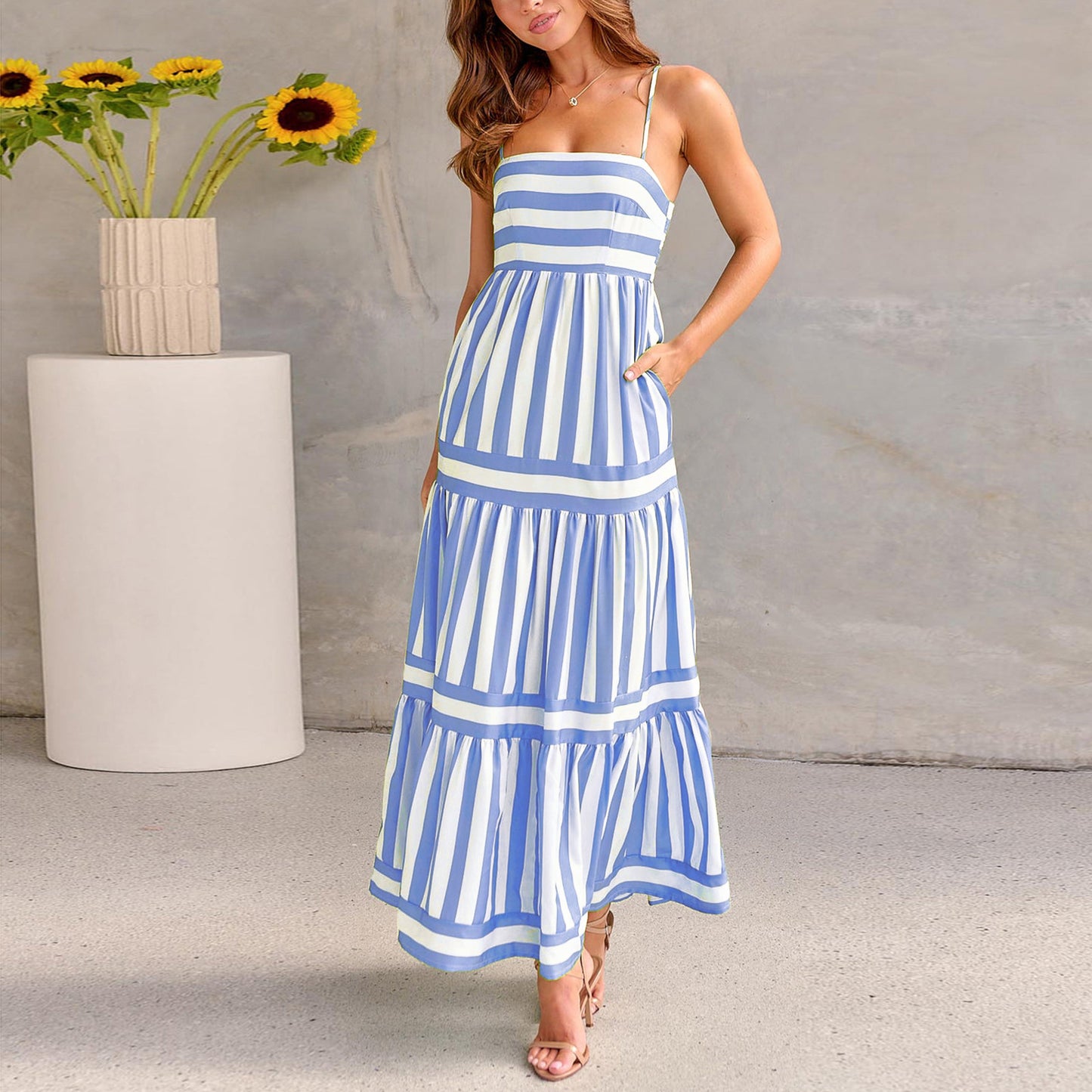 Robe Longue d'Été à Rayures avec Bretelles – Col Carré, Dos Nu, et Poches