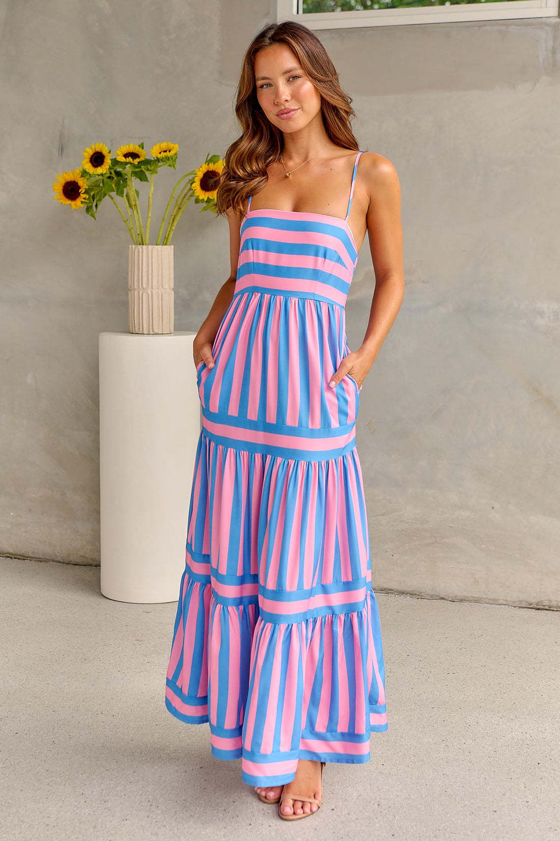 Robe Longue d'Été à Rayures avec Bretelles – Col Carré, Dos Nu, et Poches