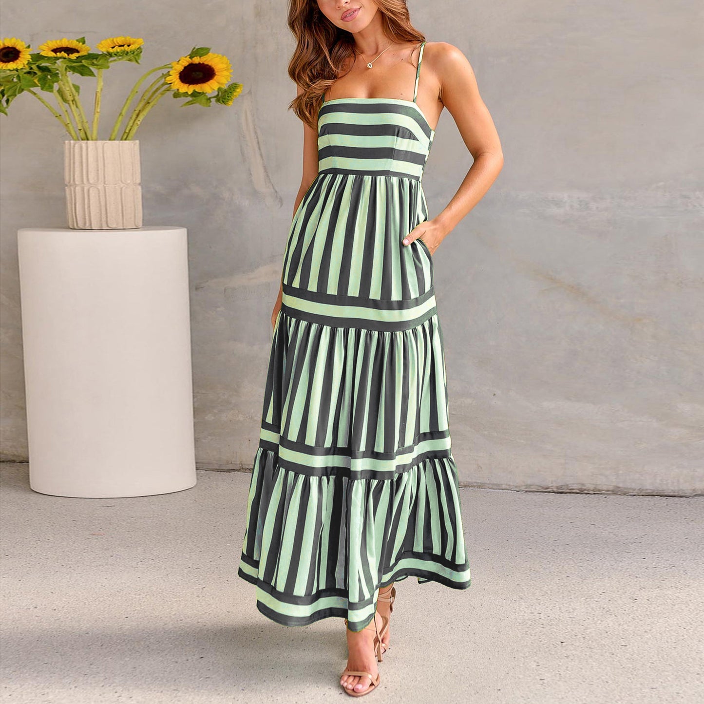 Robe Longue d'Été à Rayures avec Bretelles – Col Carré, Dos Nu, et Poches